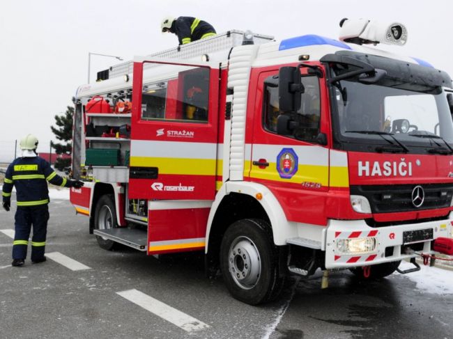 Hasiči zasahujú pri požiari niekdajšieho hotela
