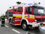 Hasiči zasahujú pri požiari niekdajšieho hotela