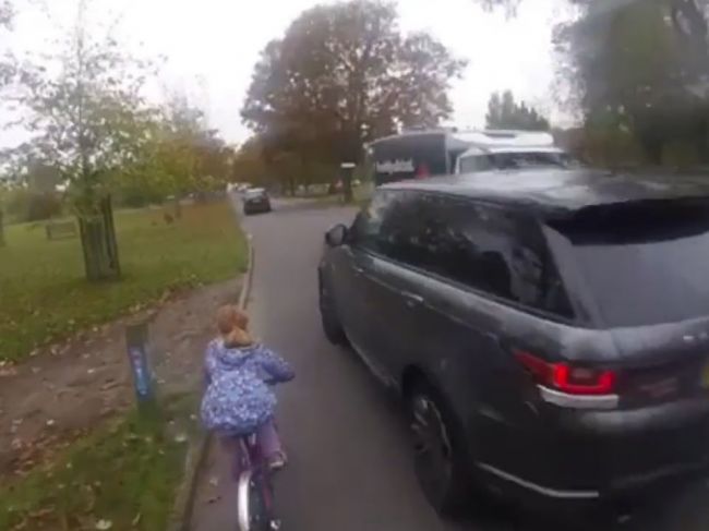 Video: Auto takmer zrazilo dievčatko na bicykli, cyklisti volajú po nových zákonoch