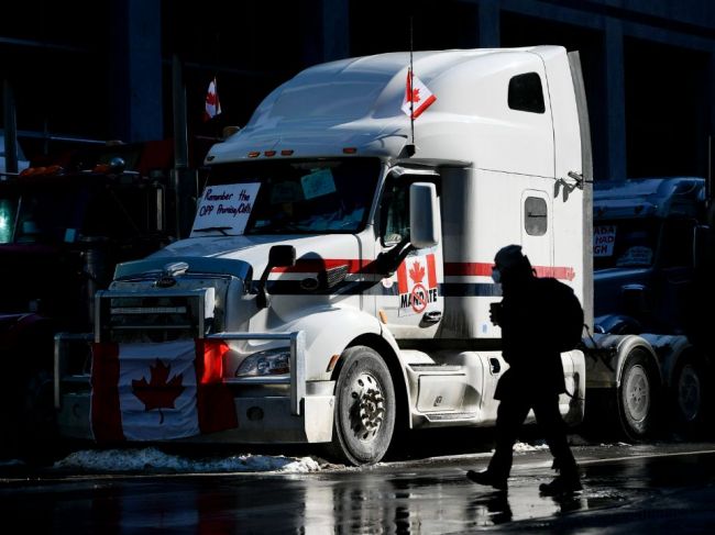 Kanadská polícia zhabala protestujúcim kamionistom palivo, hrozí zatýkaním