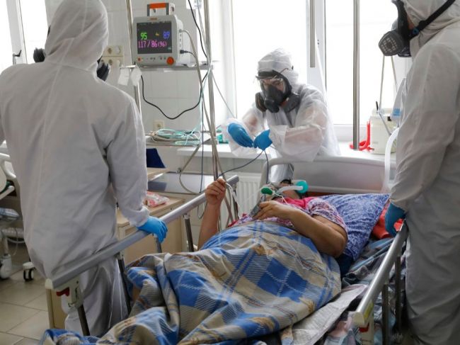 Pribudlo vyše 19 tisíc nakazených, stav v nemocniciach sa zhoršil