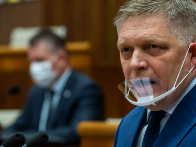 Fico vyzval ministra vnútra, aby postavil obvinených vyšetrovateľov mimo službu
