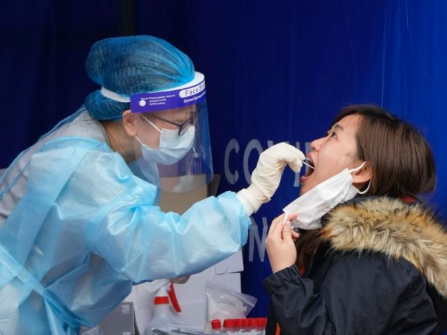 Počet prípadov nákazy koronavírusom vo svete prekročil 400 miliónov