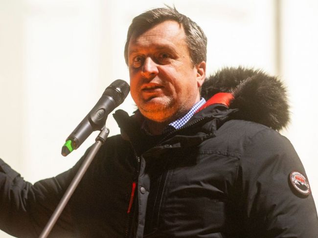 SNS: Schválenie obrannej dohody s USA je zradou národných záujmov