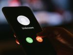 Polícia upozorňuje na podvodné telefonáty, podvodníci si vymysleli nové klamstvá