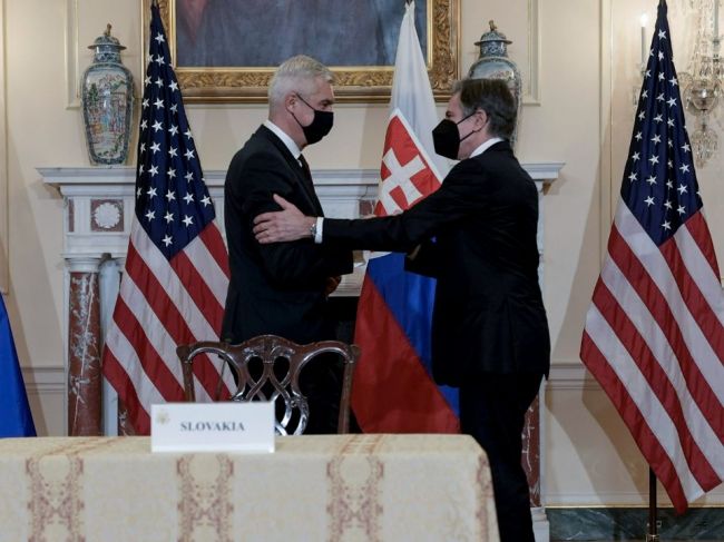 Americký minister zahraničných vecí zablahoželal Slovensku k ratifikácii dohody s USA