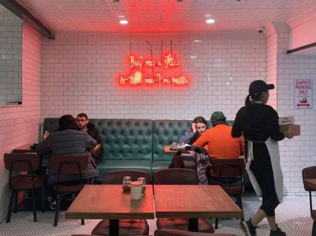 Štát New York ruší od štvrtka rúška vo vnútorných verejných priestoroch