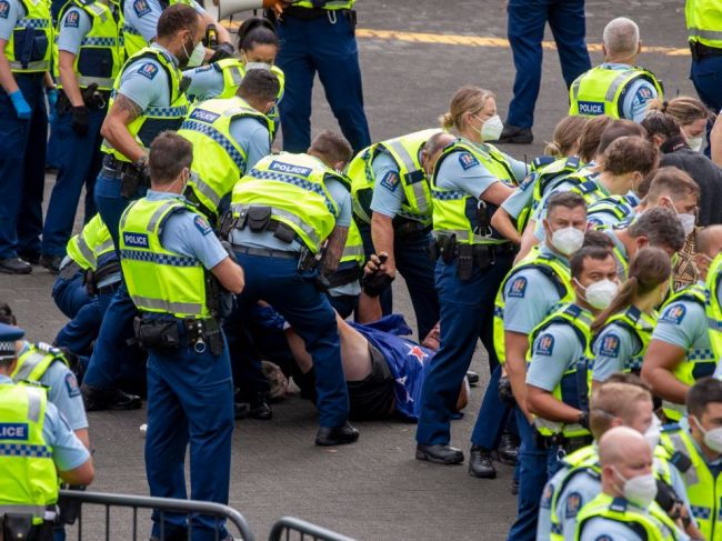 Novozélandská polícia začala zatýkať demonštrantov pred parlamentom