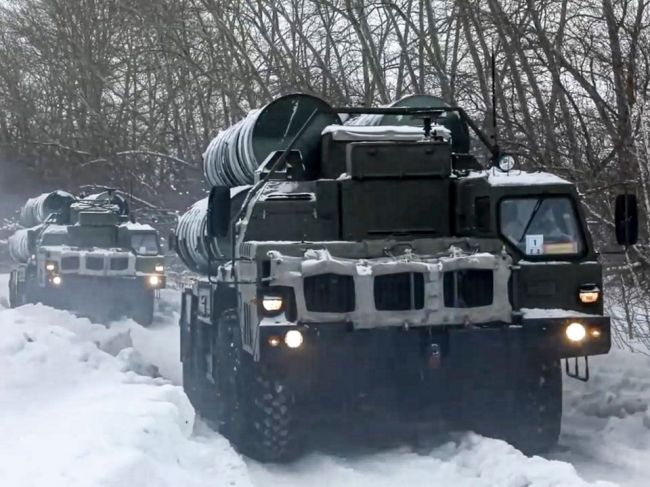 Rusi uviedli do aktívnej služby raketový systém S-400