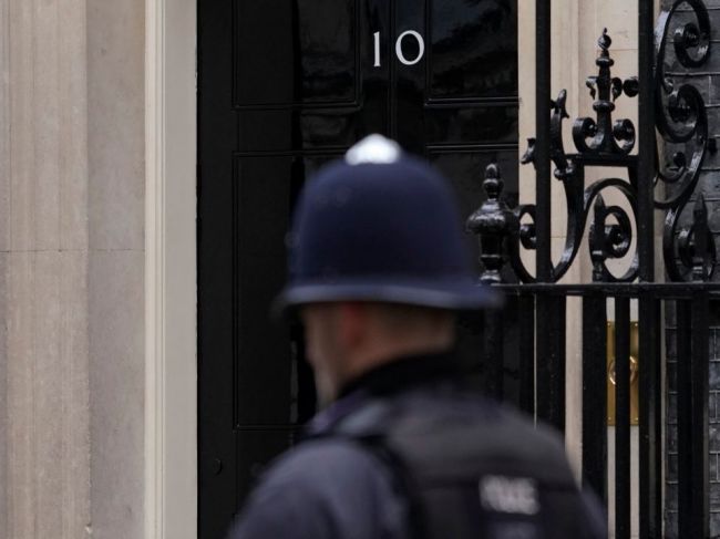 Britská polícia vyšetrujúca večierky osloví e-mailom viac ako 50 ľudí