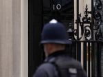 Britská polícia vyšetrujúca večierky osloví e-mailom viac ako 50 ľudí