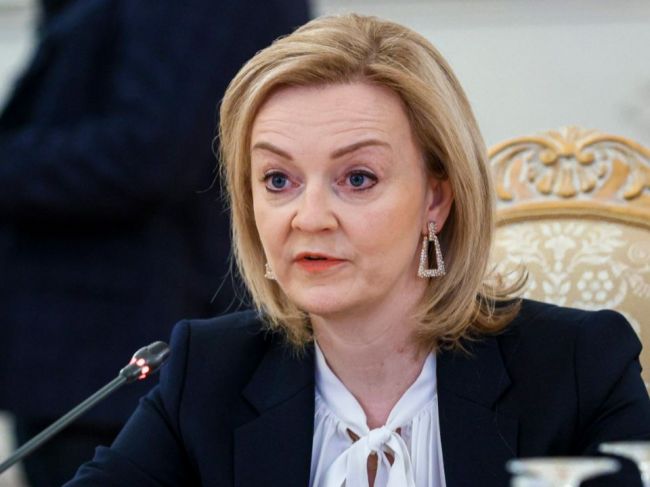 Trussová vyzvala Rusko, aby stiahlo vojakov, ak chce pokračovať v diplomacii