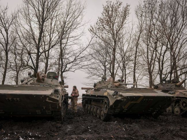 Ruská SVR: Na hranici Donbasu sú "takmer všetky bojaschopné jednotky" Ukrajiny