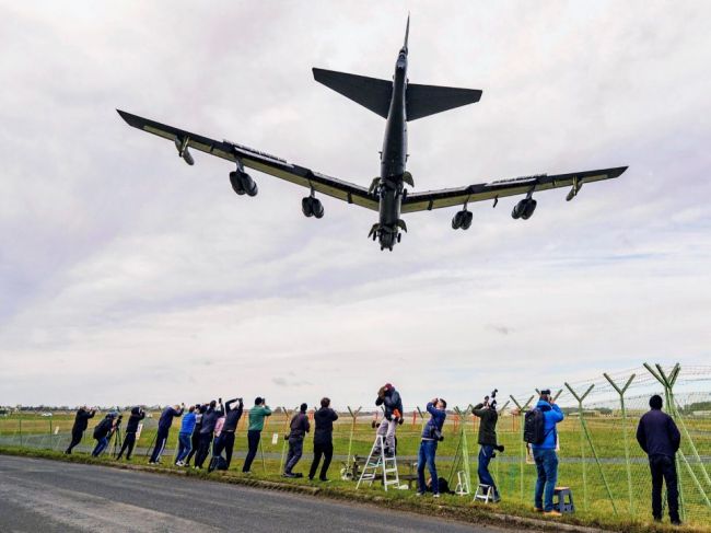 Americké bombardéry B-52 dorazili do Británie na cvičenia