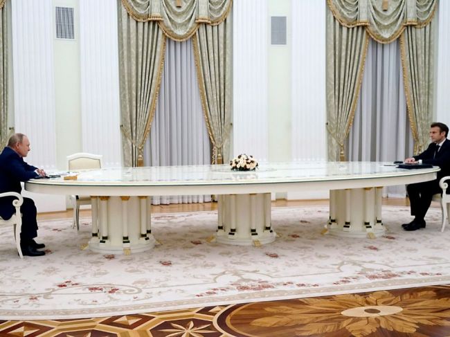 Putin držal v Kremli Macrona ďaleko od seba. Toto mal byť dôvod