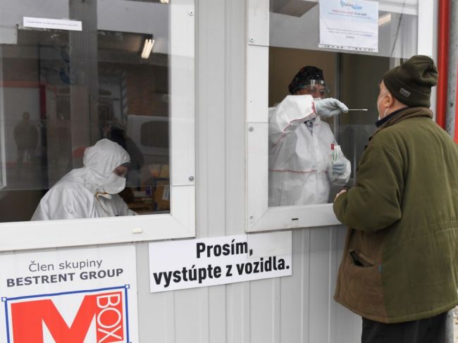 Pribudlo opäť vyše 20 tisíc nakazených, koronavírusu podľahlo 24 ľudí