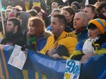 Tisíce ľudí sa zišli v centre Kyjeva, aby ukázali, že sú zjednotení