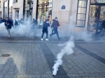 Francúzska polícia slzotvorným plynom rozohnala ľudí blokujúcich Champs-Élysées