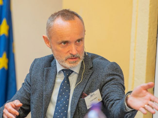 Valášek chce, aby sa generálny prokurátor koordinoval s MZVEZ, podal novelu