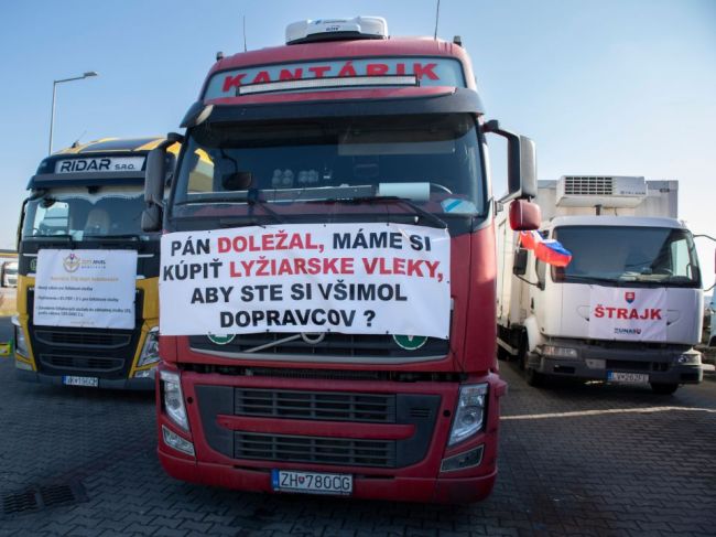 V Bratislave protestujú autodopravcovia, premávka je obmedzená