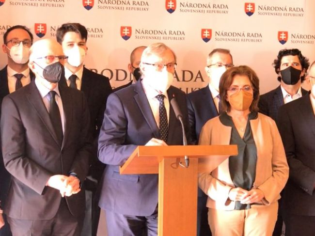 SaS podáva pre vyhrážky poslancom trestné oznámenie