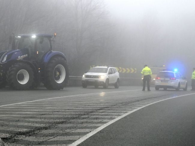 Protestujúci farmári traktormi úplne zablokovali priechod Dargov