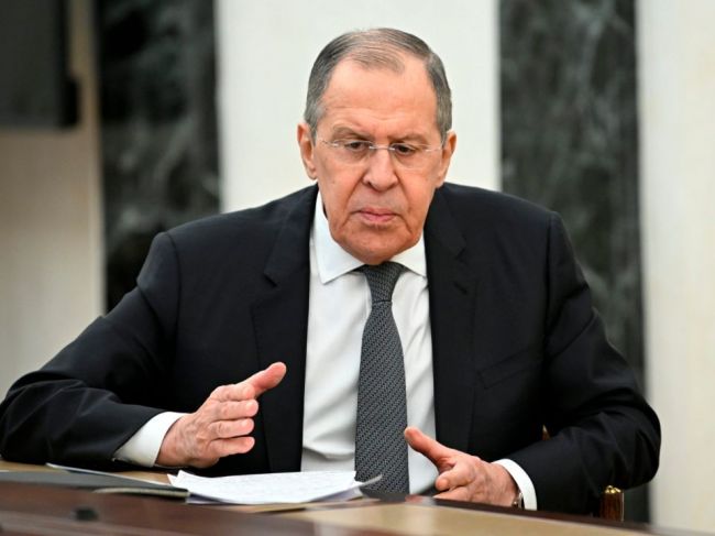 Lavrov vyzval v telefonáte s Blinkenom na "pragmatický dialóg"