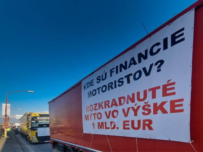 Protestujúci autodopravcovia smerujú z Bratislavy k hraničnému priechodu Kúty