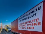 Protestujúci autodopravcovia smerujú z Bratislavy k hraničnému priechodu Kúty