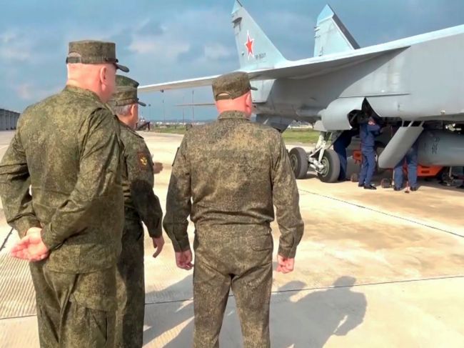 Rusko nasadilo v Sýrii v rámci manévrov ďalšie bombardéry, stíhačky i strely
