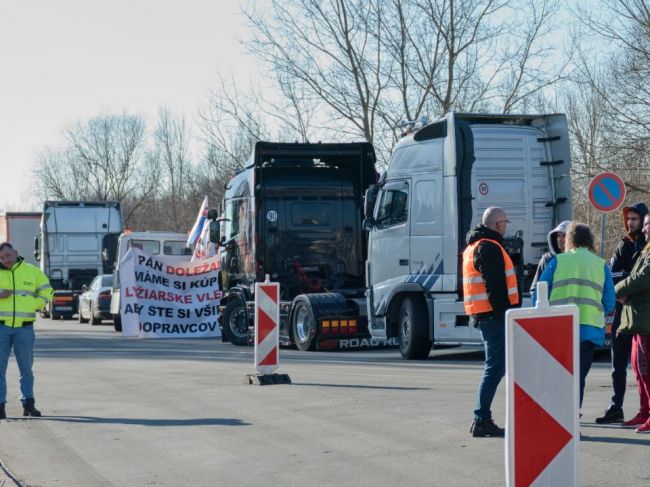 Autodopravcovia prerušujú protest v Kútoch, blokovať chcú ale iné hraničné priechody