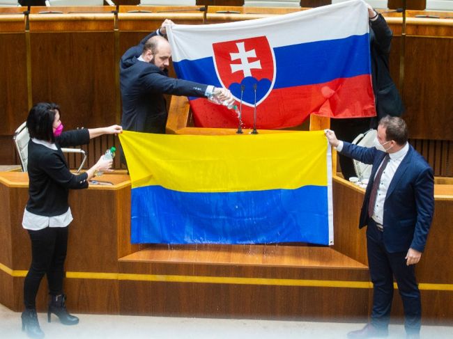 Medvecký a Kotleba môžu čeliť konaniu za oblievanie v pléne