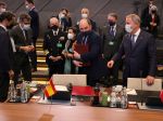 Ministri obrany NATO vyzvali Rusko, aby si zvolilo cestu diplomacie