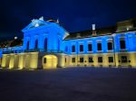Prezidentský palác svieti na znak solidarity s Ukrajinou v jej národných farbách
