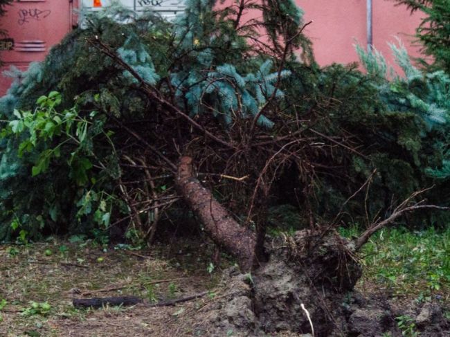 Hasiči zasahujú pre nepriaznivé počasie najmä na západe
