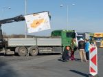 Autodopravcovia protestujú na hraničnom priechode vo Vyšnom Komárniku