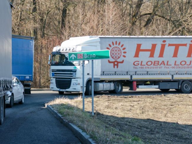 Autodopravcovia dočasne prerušujú štrajk, chcú rokovať a dohodnúť sa