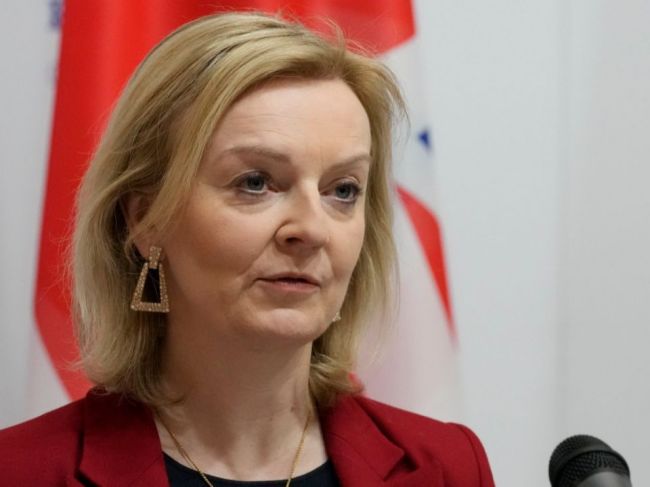 Trussová: Čína by mala vyvinúť tlak na Rusko, aby sa stiahlo od hraníc Ukrajiny