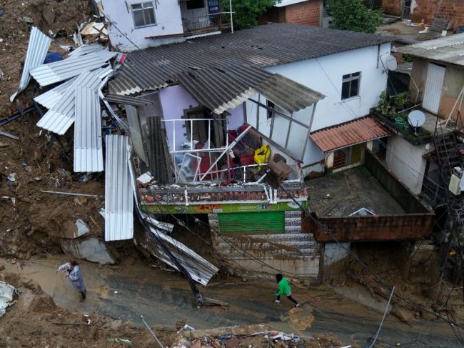 Brazília: Počet obetí záplav a zosuvov pôdy sa zvýšil na 130