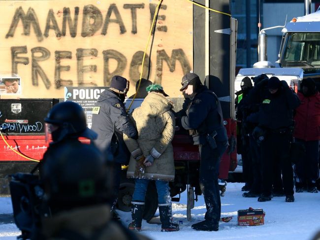 Kanada: Polícia zatkla najmenej 70 protestujúcich kamionistov