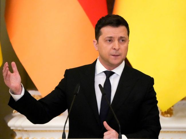 Zelenskyj odcestuje do Nemecka, v Donbase pokračuje ostreľovanie