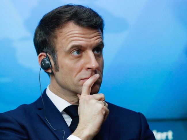 Macron bude v nedeľu opäť rokovať s Putinom, v sobotu hovoril so Zelenským