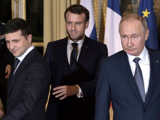 Macron znovu telefonoval s Putinom – po rozhovoroch s Bidenom i Johnsonom