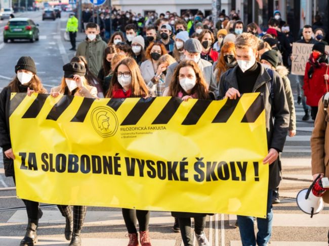 Väčšina fakúlt na protest proti novele preruší výučbu, študenti nesúhlasia