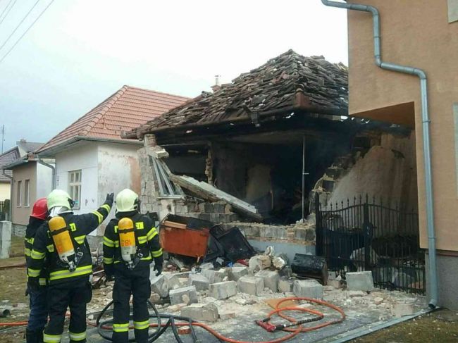 Hasiči zasahujú pri výbuchu rodinného domu