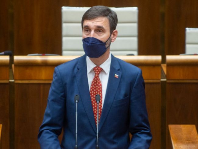 Blanár v pléne čítal z uznesenia GP, podľa Takáča mal Mikulec dávno sám odstúpiť