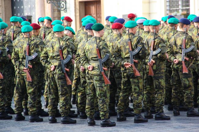 Českí vojaci NATO by mohli byť nasadení na Slovensku alebo v Rumunsku