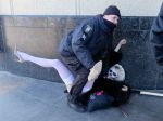 Aktivistka Femen v kostýme smrtky vyzývala Ukrajincov, aby sa nebáli