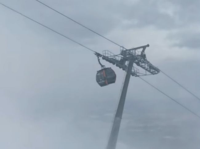 Video: Vysoké Tatry zasiahlo veterné peklo. V kabínkovej lanovke sa viezlo množstvo ľudí