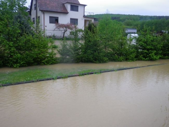 SHMÚ varuje pred silným vetrom i poľadovicou, hrozia aj povodne